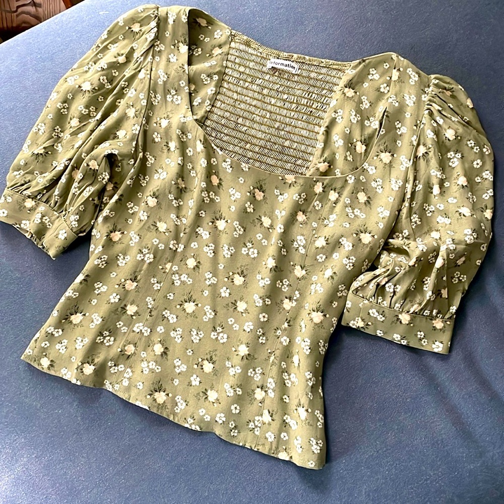 Flirty FEMME super flattering Reformation sage grewn floral puff sleeve top 4 💕